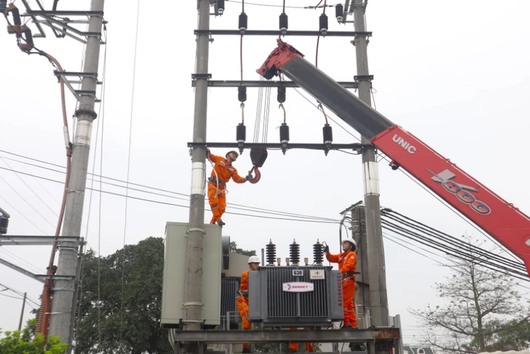 EVNHanoi nỗ lực bảo đảm cung ứng điện ổn định cho Thủ đô trong mùa nắng nóng. (Ảnh: EVNHANOI) EVNHanoi nỗ lực bảo đảm cung ứng điện ổn định cho Thủ đô trong mùa nắng nóng. (Ảnh: EVNHANOI)