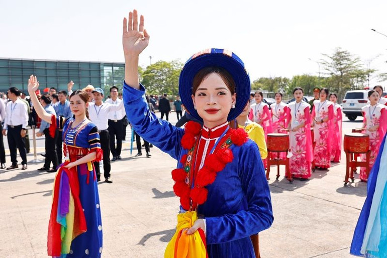 Màn biểu diễn nghệ thuật tại lễ tiễn Tổng Bí thư, Chủ tịch Trung Quốc Tập Cận Bình ở Sân bay quốc tế Nội Bài. (Ảnh: DOÃN TẤN/TTXVN)