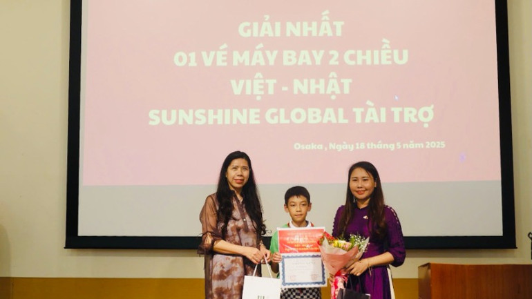 Một số bức tranh được giải trong cuộc thi vẽ tranh với chủ đề "Quê hương Việt Nam".