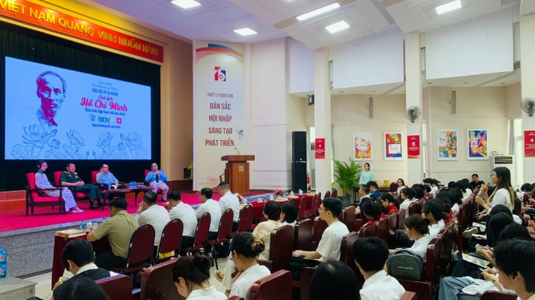 Các khách mời giao lưu với sinh viên Trường đại học Mỹ thuật Công nghiệp thông qua các câu hỏi về cuộc đời và sự nghiệp của Chủ tịch Hồ Chí Minh. (Ảnh: SONG ANH) Các khách mời giao lưu với sinh viên Trường đại học Mỹ thuật Công nghiệp thông qua các câu hỏi về cuộc đời và sự nghiệp của Chủ tịch Hồ Chí Minh. (Ảnh: SONG ANH)