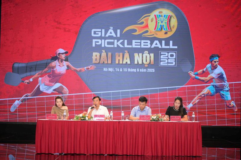 Ban tổ chức "Giải Pickleball Đài Hà Nội 2025" trả lời câu hỏi của các phóng viên tại buổi họp báo. Ban tổ chức "Giải Pickleball Đài Hà Nội 2025" trả lời câu hỏi của các phóng viên tại buổi họp báo.
