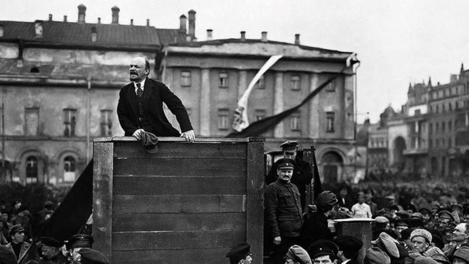 V.I.Lênin đọc diễn văn tại Quảng trường Đỏ ở Moskva trong Lễ kỷ niệm một năm ngày Cách mạng Tháng Mười Nga vĩ đại, 7/11/1918. (Ảnh: Tư liệu/TTXVN phát) V.I.Lênin đọc diễn văn tại Quảng trường Đỏ ở Moskva trong Lễ kỷ niệm một năm ngày Cách mạng Tháng Mười Nga vĩ đại, 7/11/1918. (Ảnh: Tư liệu/TTXVN phát)