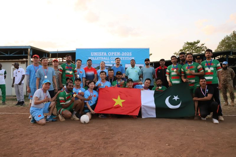 Đội Công binh số 3 của Việt Nam thi đấu bóng chuyền với các đồng nghiệp thuộc đơn vị của Pakistan. (Ảnh: LÊ THUẦN) Đội Công binh số 3 của Việt Nam thi đấu bóng chuyền với các đồng nghiệp thuộc đơn vị của Pakistan. (Ảnh: LÊ THUẦN)