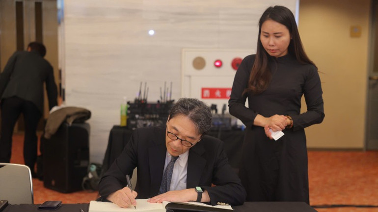 Ông K.Chris Hirabayashi - Tổng Thư ký Trung tâm ASEAN-Nhật Bản (AJC) đến viếng và ghi sổ tang nguyên Chủ tịch nước Trần Đức Lương.