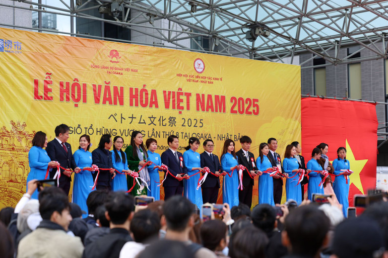 Ông Ngô Trịnh Hà, Tổng Lãnh sự Việt Nam tại Nhật Bản; ông Yamasaki Hisaki, Cục trưởng Cục Văn hóa và Du lịch thành phố Sakai; bà Lê Thương, Chủ tịch Hội người Việt vùng Kansai; ông Vũ Hoàng Đức, Chủ tịch Hiệp hội Xúc tiến Hợp tác Kinh tế Việt Nam-Nhật Bản; … cùng các đại biểu cắt băng khai mạc sự kiện.
