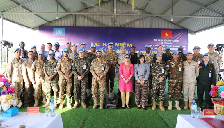 Lực lượng gìn giữ hòa bình Việt Nam tại Abyei chụp ảnh lưu niệm cùng các đại biểu quốc tế tại sự kiện. (Ảnh: LÊ THUẦN)