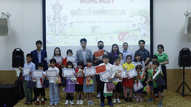 Bên cạnh lễ trao giải, chương trình chào mừng Ngày Quốc tế thiếu nhi (1/6) đã mang đến không khí rộn ràng, ấm áp với các tiết mục văn nghệ, trò chơi dân gian và nhiều phần quà cho các em nhỏ Việt Nam đang sinh sống, học tập tại Nhật Bản.