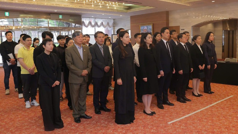 Đông đảo bà con kiều bào, lưu học sinh, người lao động, doanh nhân Việt Nam đang sinh sống và làm việc tại khu vực phía Tây Nhật Bản đến viếng nguyên Chủ tịch nước Trần Đức Lương.