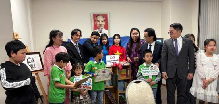 Các em nhỏ đang sinh sống, học tập tại Osaka, Nhật Bản tham gia buổi ra mắt Tủ sách tiếng Việt do Trung tâm Việt Nam học tại Nhật Bản và Trường Việt ngữ Cây tre tổ chức. (Ảnh: TRUNG TÂM VIỆT NAM HỌC) Các em nhỏ đang sinh sống, học tập tại Osaka, Nhật Bản tham gia buổi ra mắt Tủ sách tiếng Việt do Trung tâm Việt Nam học tại Nhật Bản và Trường Việt ngữ Cây tre tổ chức. (Ảnh: TRUNG TÂM VIỆT NAM HỌC)