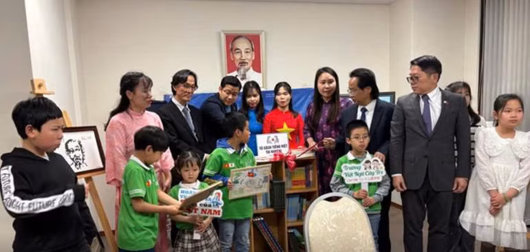 Các em nhỏ đang sinh sống, học tập tại Osaka, Nhật Bản tham gia buổi ra mắt Tủ sách tiếng Việt do Trung tâm Việt Nam học tại Nhật Bản và Trường Việt ngữ Cây tre tổ chức. (Ảnh: TRUNG TÂM VIỆT NAM HỌC)