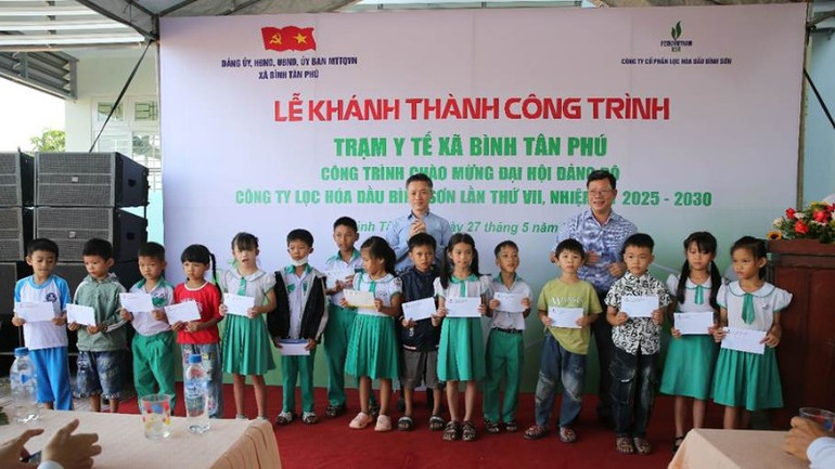 Đại diện chính quyền địa phương và BSR trao tặng các phần quà cho các em học sinh có hoàn cảnh khó khăn của xã Bình Tân Phú.