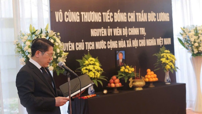 Tổng Lãnh sự Việt Nam tại Osaka Ngô Trịnh Hà chủ trì tổ chức trọng thể lễ viếng và ghi sổ tang tưởng niệm đồng chí Trần Đức Lương.