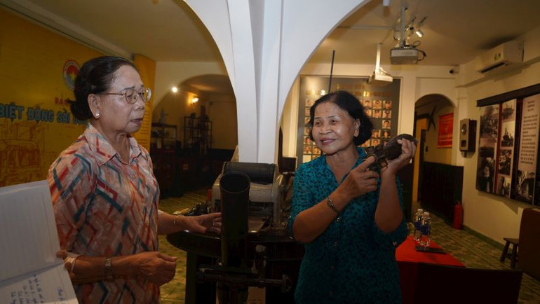 Bà Vũ Minh Nghĩa (Chín Nghĩa) và bà Nguyễn Thị Bích Nga kể chuyện khi tham gia lực lượng biệt động Sài Gòn-Gia Định. (Ảnh: THẾ ANH)