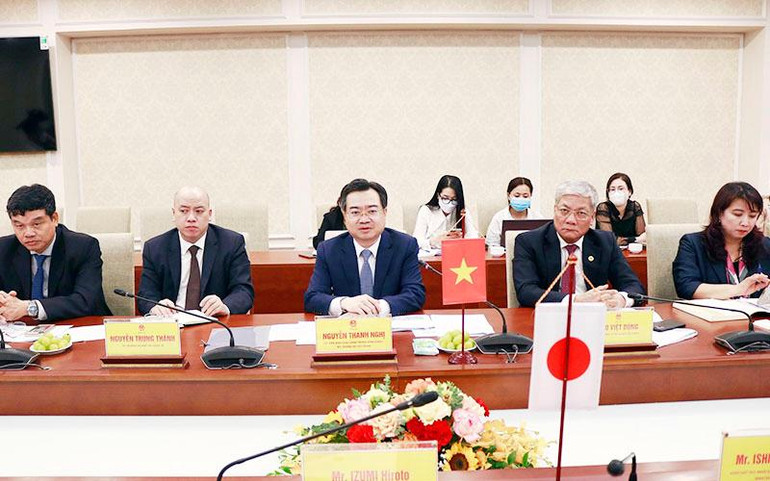 Bộ trưởng Xây dựng Nguyễn Thanh Nghị thông tin với đại diện phía Nhật Bản. (ẢNH: Bộ Xây dựng)
