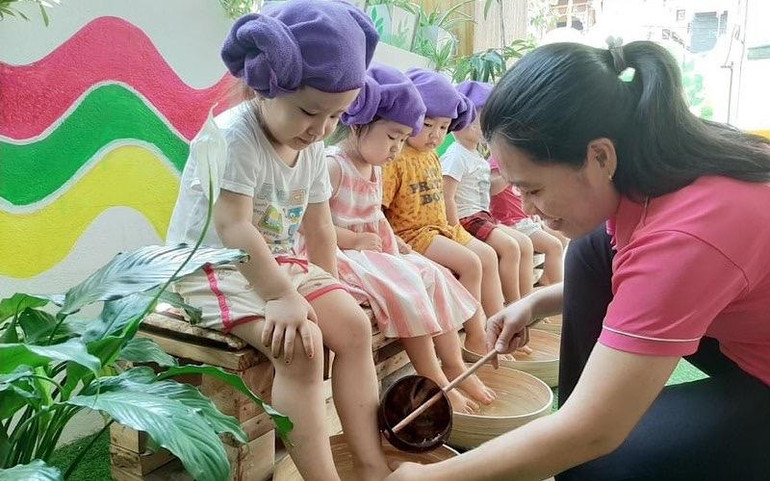 Cô và trò trường mầm non Ngọc Lan, quận Hải Châu, TP Đà Nẵng trong giờ học kỹ năng. Cô và trò trường mầm non Ngọc Lan, quận Hải Châu, TP Đà Nẵng trong giờ học kỹ năng.