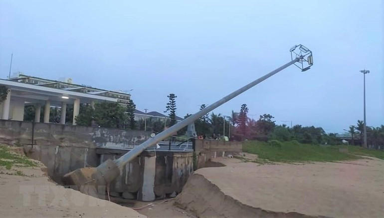 [Ảnh] Người dân tại miền trung hối hả phòng, chống bão Noru ảnh 27