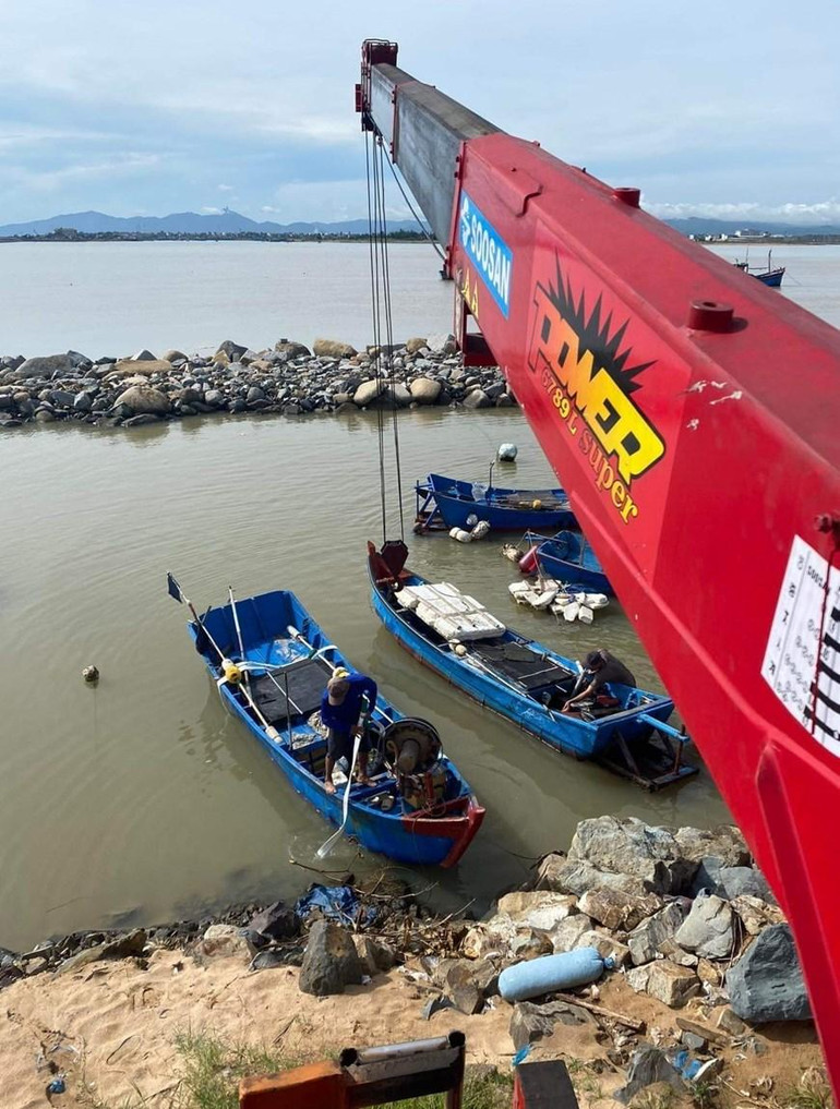 [Ảnh] Người dân tại miền trung hối hả phòng, chống bão Noru ảnh 28