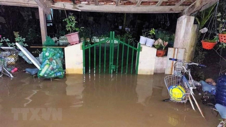 [Ảnh] Người dân tại miền trung hối hả phòng, chống bão Noru ảnh 30