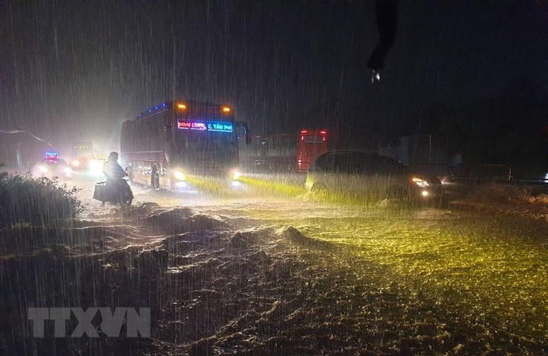 [Ảnh] Người dân tại miền trung hối hả phòng, chống bão Noru ảnh 29