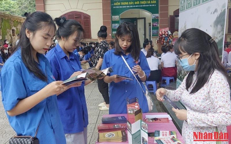 Trong dịp này, các em học sinh còn được tìm hiểu về đồng chí Tô Hiệu qua nhiều tài liệu trưng bày.