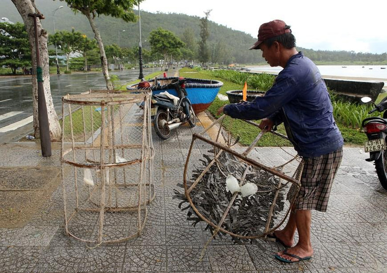 [Ảnh] Người dân tại miền trung hối hả phòng, chống bão Noru ảnh 14