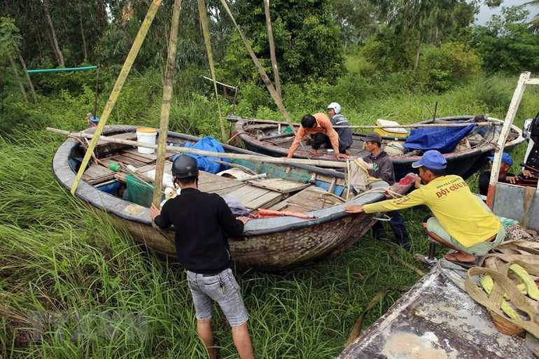 [Ảnh] Người dân tại miền trung hối hả phòng, chống bão Noru ảnh 17