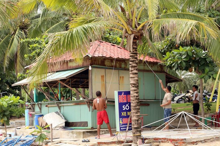 [Ảnh] Người dân tại miền trung hối hả phòng, chống bão Noru ảnh 18