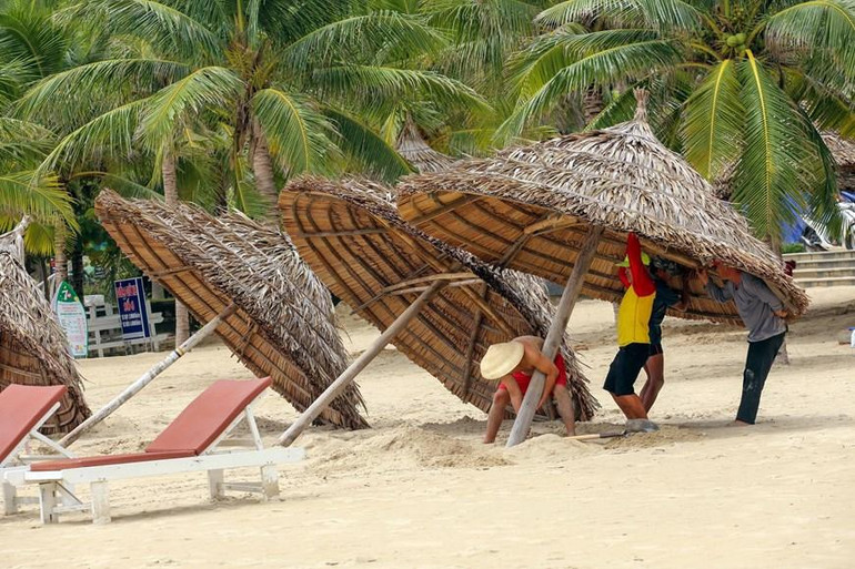 [Ảnh] Người dân tại miền trung hối hả phòng, chống bão Noru ảnh 13