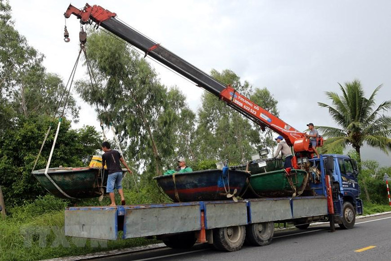 [Ảnh] Người dân tại miền trung hối hả phòng, chống bão Noru ảnh 15