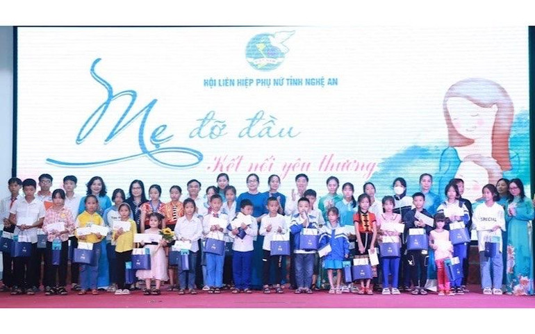 Trao quà cho trẻ em mồ côi, trẻ em có hoàn cảnh đặc biệt khó khăn. (Ảnh: THU HƯƠNG)