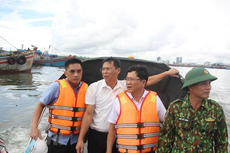 [Ảnh] Người dân tại miền trung hối hả phòng, chống bão Noru ảnh 21