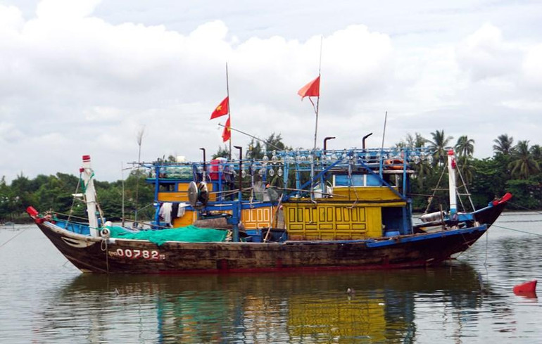 [Ảnh] Người dân tại miền trung hối hả phòng, chống bão Noru ảnh 8