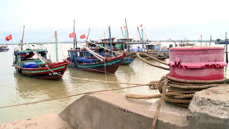 [Ảnh] Người dân tại miền trung hối hả phòng, chống bão Noru ảnh 25