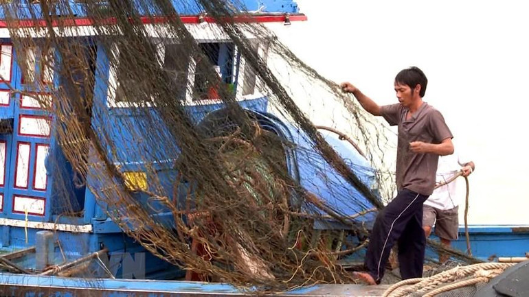 [Ảnh] Người dân tại miền trung hối hả phòng, chống bão Noru ảnh 26