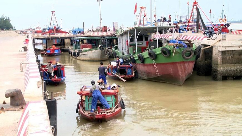 [Ảnh] Người dân tại miền trung hối hả phòng, chống bão Noru ảnh 22