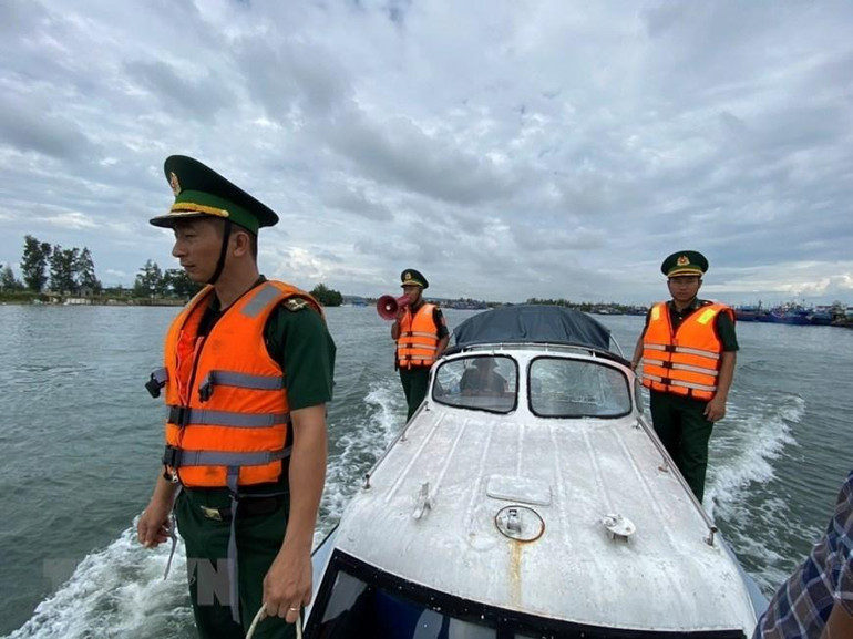 [Ảnh] Người dân tại miền trung hối hả phòng, chống bão Noru ảnh 6