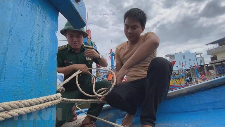 [Ảnh] Người dân tại miền trung hối hả phòng, chống bão Noru ảnh 3