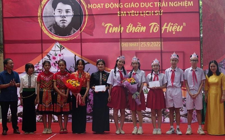 Các đội thi đoạt giải nhận phần thưởng từ Ban tổ chức.