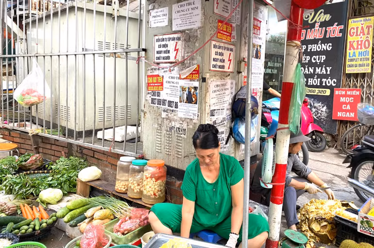 Phớt lờ biển cảnh báo, người bán hàng thản nhiên bán hàng bên cạnh trạm biến áp.