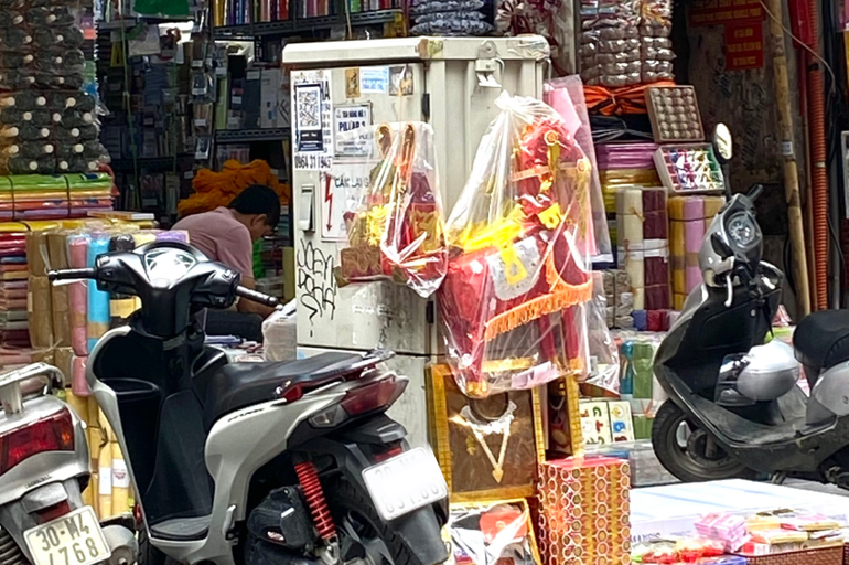 Rất nhiều đồ vật dễ cháy treo quanh bốt điện. Rất nhiều đồ vật dễ cháy treo quanh bốt điện.