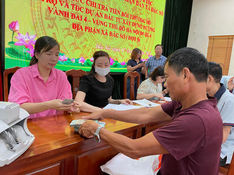 Huyện Hoài Đức (Hà Nội) tổ chức chi trả tiền bồi thường, hỗ trợ giải phóng mặt bằng dự án đường Vành đai 4 cho người dân xã Đắc Sở. (Ảnh: Việt Hoàng)