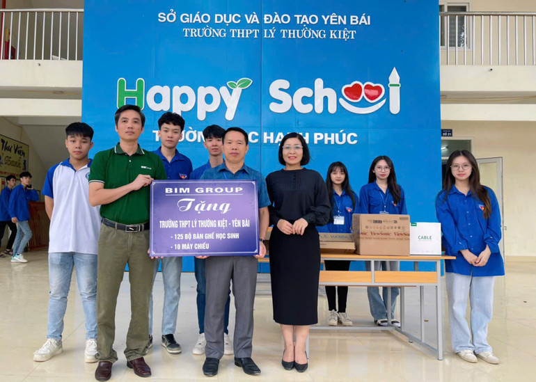 Ngày 09/10/2024, đại diện BIM Group trao tặng 125 bộ bàn ghế và 10 máy chiếu cho các em học sinh trường THPT Lý Thường Kiệt, TP Yên Bái, tỉnh Yên Bái nhằm khắc phục hậu quả bão Yagi. (Ảnh: BIM Group) Ngày 09/10/2024, đại diện BIM Group trao tặng 125 bộ bàn ghế và 10 máy chiếu cho các em học sinh trường THPT Lý Thường Kiệt, TP Yên Bái, tỉnh Yên Bái nhằm khắc phục hậu quả bão Yagi. (Ảnh: BIM Group)