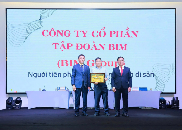 Đại diện BIM Group nhận danh hiệu “Người Tiên phong trong hành trình di sản 2024”. (Ảnh: BIM Group) Đại diện BIM Group nhận danh hiệu “Người Tiên phong trong hành trình di sản 2024”. (Ảnh: BIM Group)