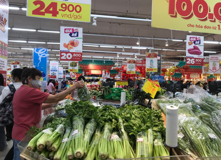 Hàng hóa dồi dào phục vụ nhu cầu tiêu dùng tại siêu thị Go! Đà Nẵng. (Ảnh: Anh Đào)