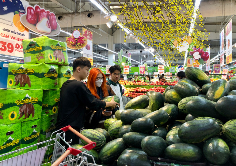 Người tiêu dùng chọn mua hàng tại siêu thị Big C Thăng Long, Hà Nội. (Ảnh: Nguyên Trang)