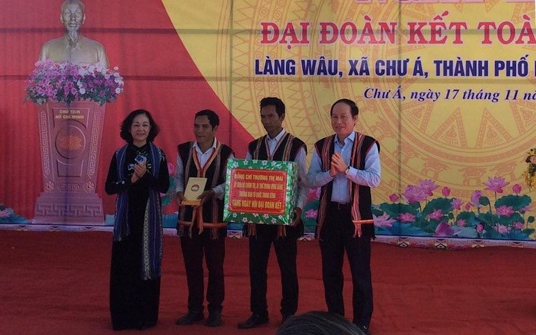 Đồng chí Trương Thị Mai, Ủy viên Bộ Chính trị, Bí thư Trung ương Đảng, Trưởng Ban Tổ chức Trung ương, tặng quà cho bà con làng Wâu.