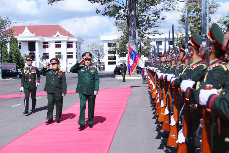 Lễ đón với nghi thức cấp cao của Quân đội Lào dành cho Đại tướng Lương Cường và đoàn đại biểu cán bộ chính trị cấp cao Quân đội nhân dân Việt Nam. (Ảnh: TRỊNH DŨNG)
