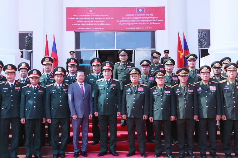 Đại biểu hai bên chụp ảnh lưu niệm. (Ảnh: TRỊNH DŨNG)