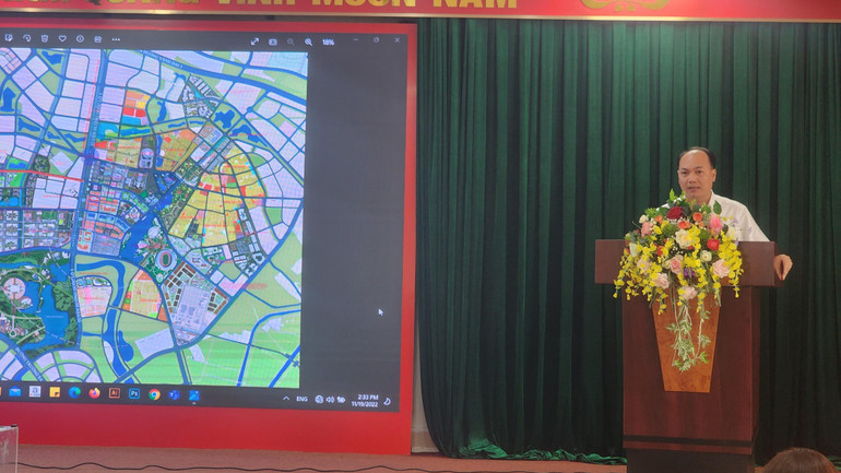 Đồng chí Nguyễn Anh Dũng, Phó Chủ tịch Ủy ban nhân dân huyện Đông Anh phát biểu tại phiên đấu giá.