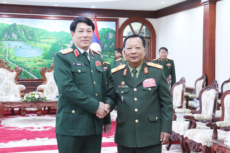 Phó Thủ tướng, Bộ trưởng Quốc phòng Lào tiếp Đại tướng Lương Cường. (Ảnh: TRỊNH DŨNG)